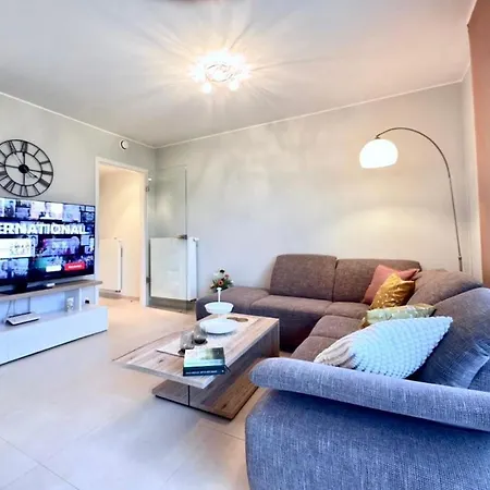 Bright 2br Flat W Free Parking&outdoor Space