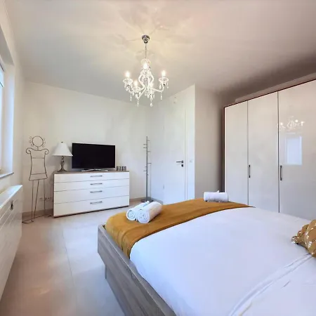 Apartment Bright 2br Flat W Free Parking&outdoor Space *