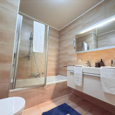 Apartment Bright 2br Flat W Free Parking&outdoor Space