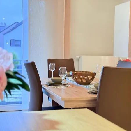 Apartment Bright 2br Flat W Free Parking&outdoor Space