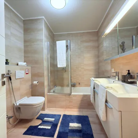 Apartment Bright 2br Flat W Free Parking&outdoor Space *