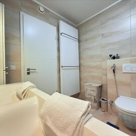 Apartment Bright 2br Flat W Free Parking&outdoor Space Mamer